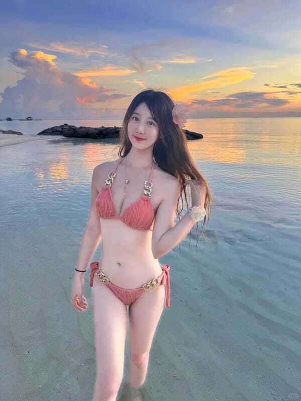 gái mặc bikini nhảy 28