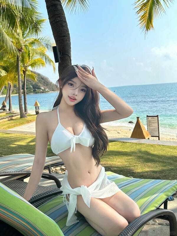 gái mặc bikini trắng 1