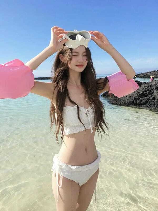 gái mặc bikini trắng 11