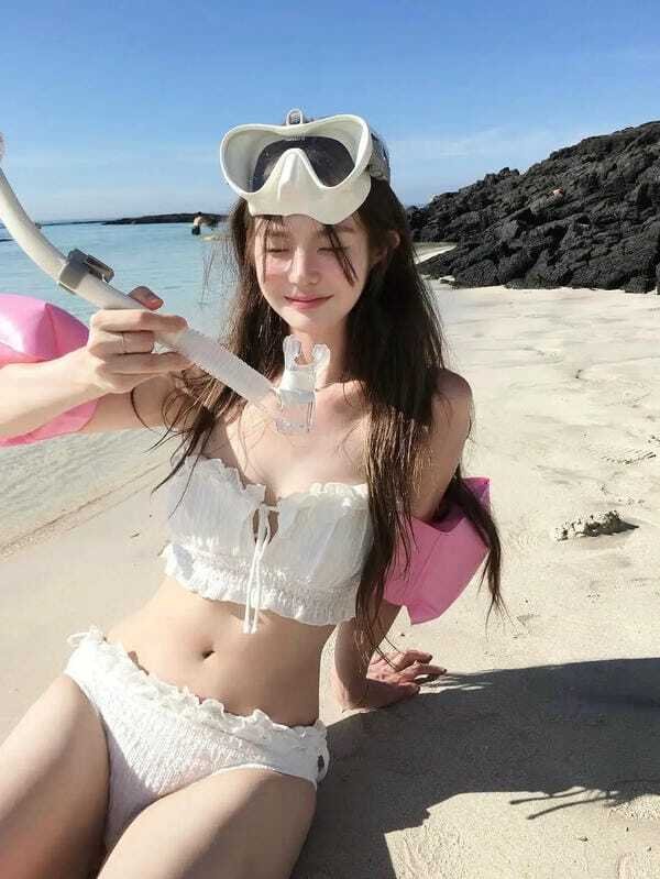 gái mặc bikini trắng 12