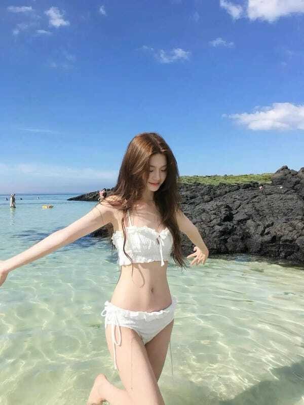 gái mặc bikini trắng 14