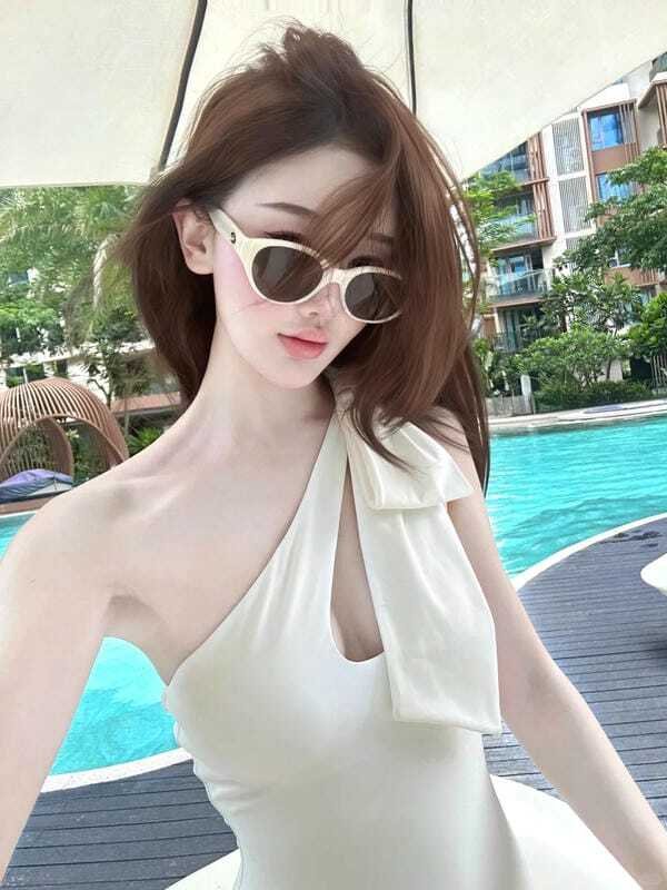 gái mặc bikini trắng 19