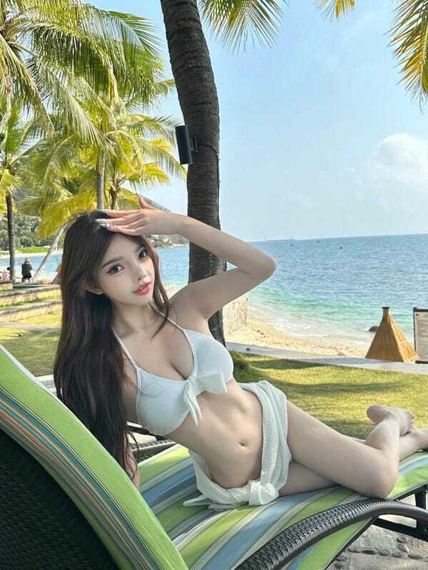 gái mặc bikini trắng 2