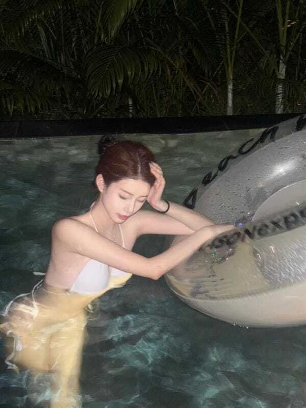 gái mặc bikini trắng 32