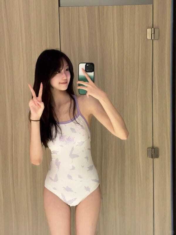 gái mặc bikini trong nhà 10