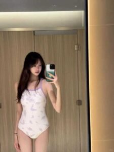 gái mặc bikini trong nhà 12