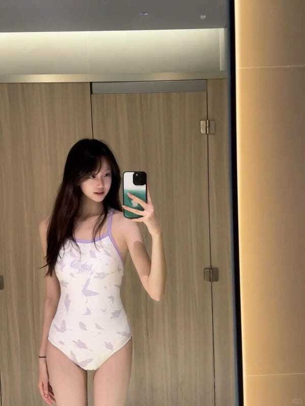 gái mặc bikini trong nhà 12