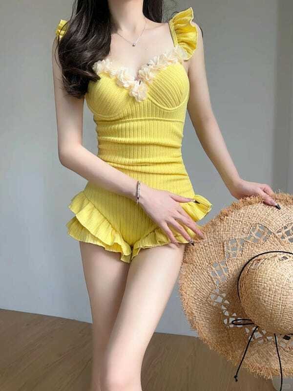 gái mặc bikini trong nhà 17