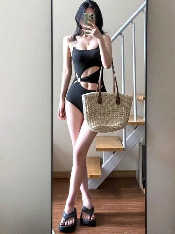 gái mặc bikini trong nhà 20