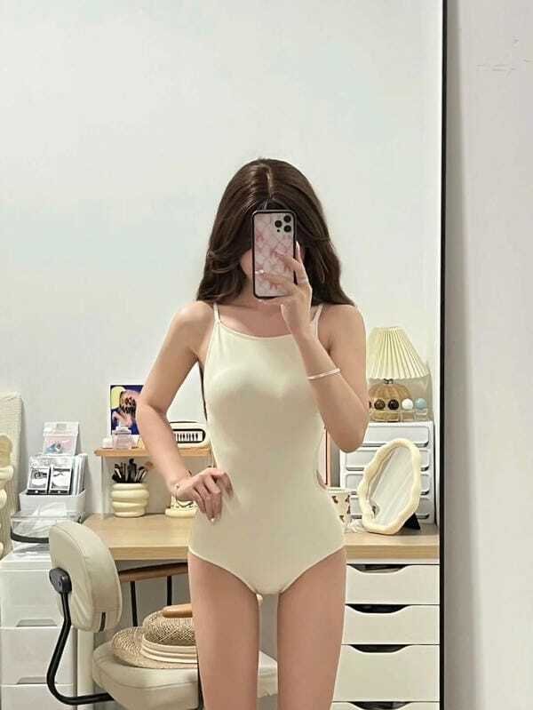 gái mặc bikini trong nhà 25