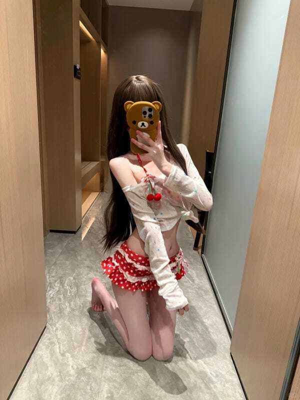 gái mặc bikini trong nhà 28