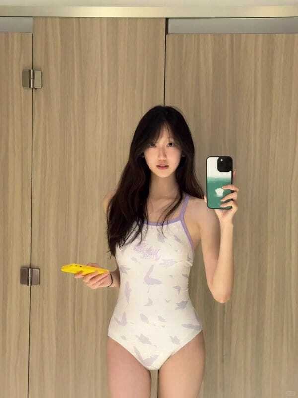 gái mặc bikini trong nhà 9