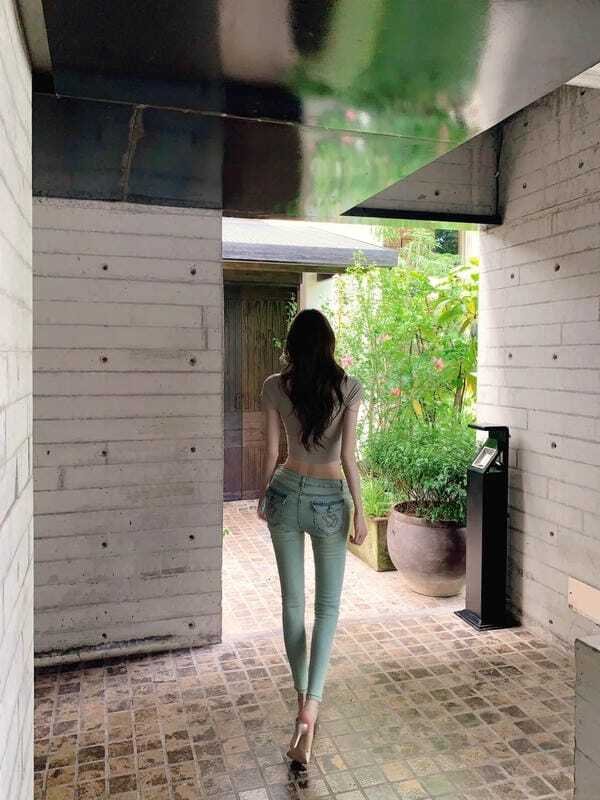 Gái mông to với nụ cười rạng rỡ tự nhiên