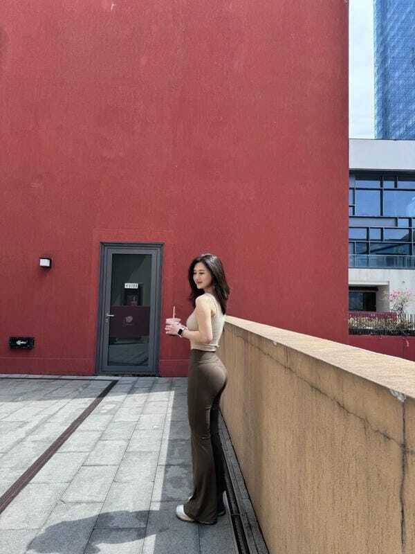 Gái mông to chụp ảnh bên hồ bơi đẹp