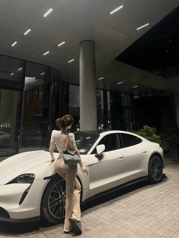 Hình gái mông to giữa khung cảnh thành phố