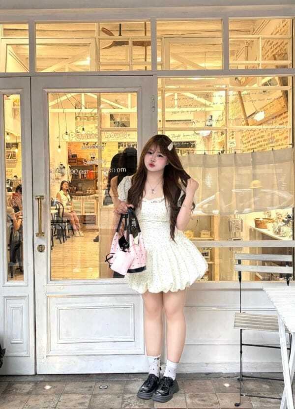 Gái múp với nụ cười rạng rỡ tự nhiên