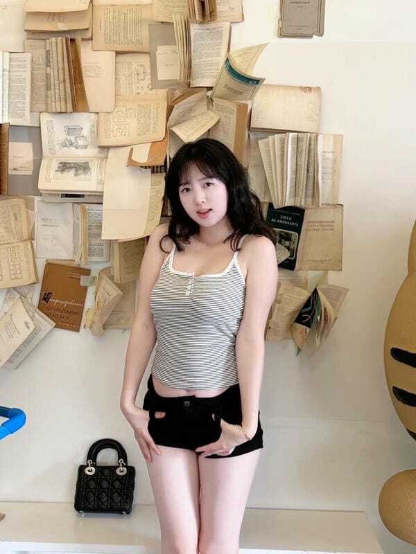 Gái múp chụp ảnh dưới ánh hoàng hôn