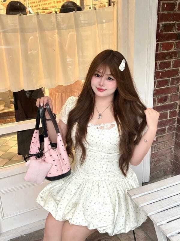 Gái múp tạo dáng trước khung cảnh lãng mạn