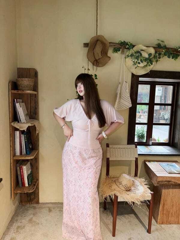 Gái múp chụp ảnh trên bãi biển đẹp