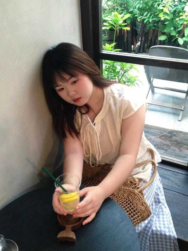 Gái múp diện váy trắng phong cách nhẹ nhàng