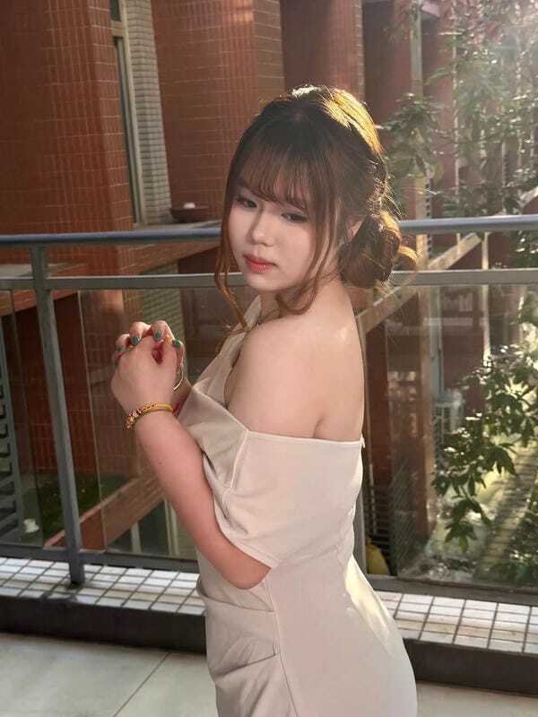 Gái múp tạo dáng bên cửa sổ đón nắng