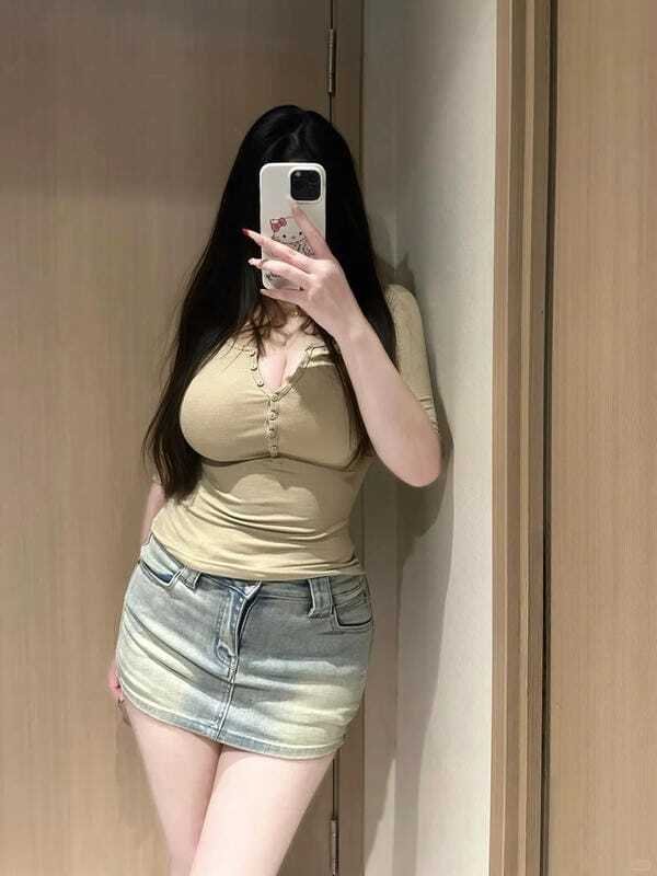 gái show hàng 22