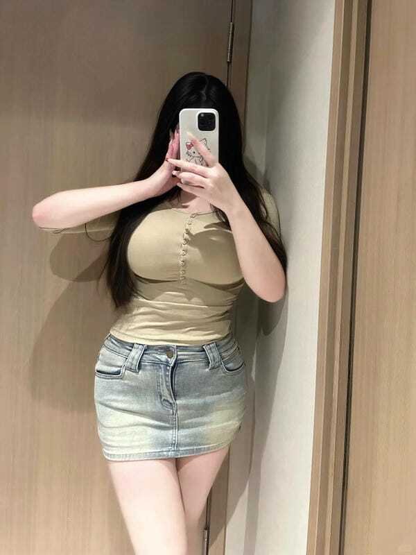 gái show hàng 23