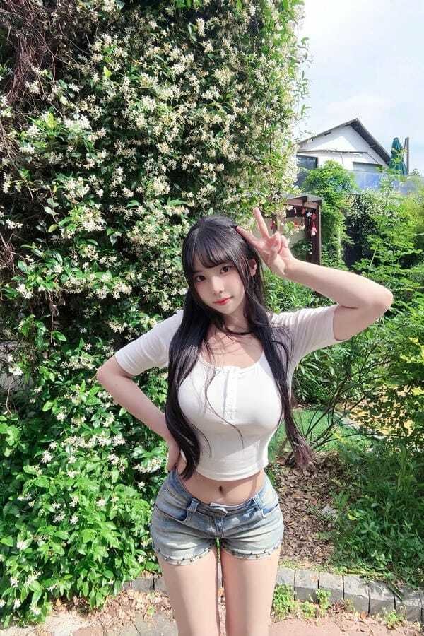 gái show hàng 24