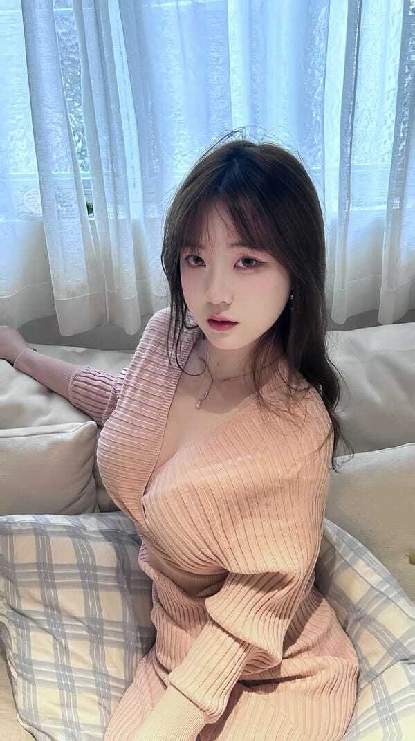 gái show hàng 26