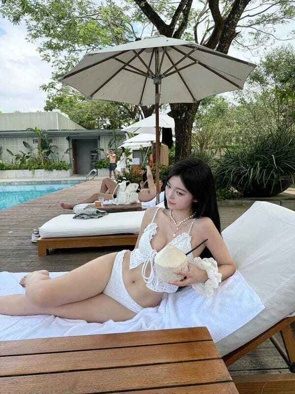 Gái xinh cởi đồ gợi cảm