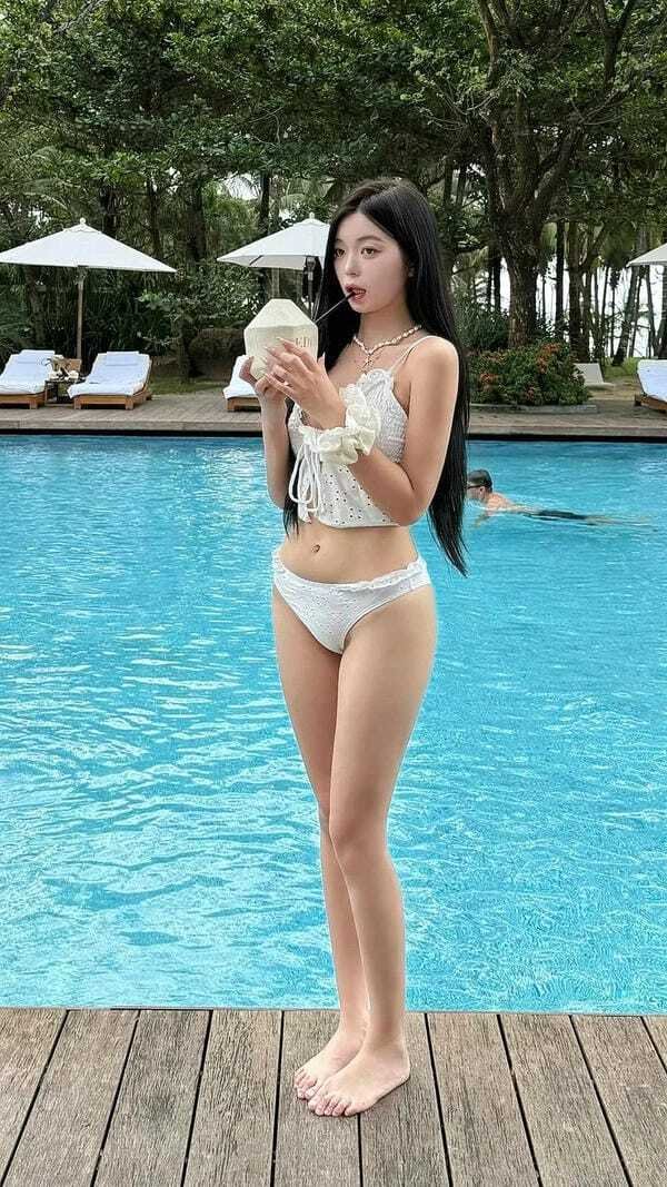 Gái xinh cởi đồ nghệ thuật