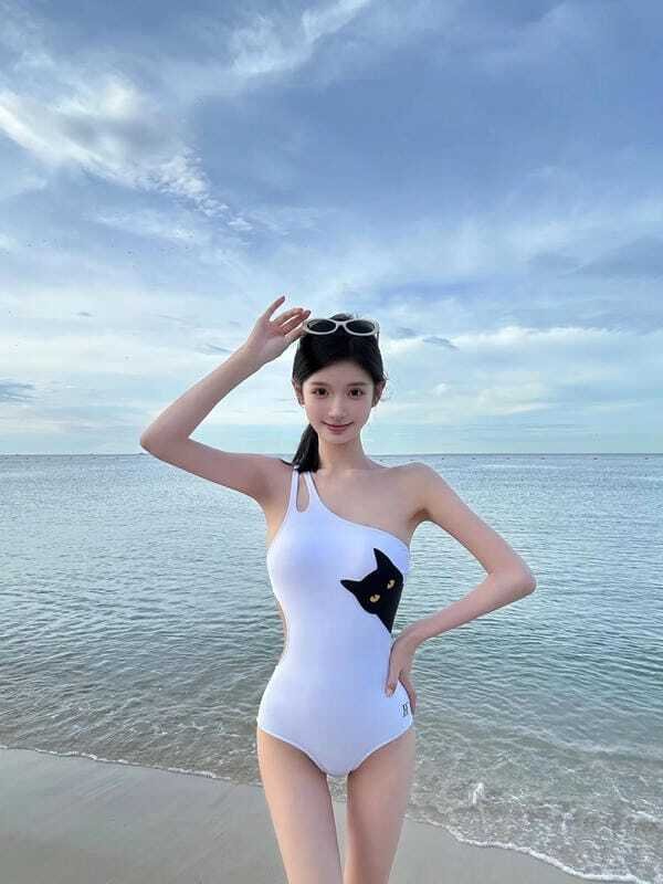 Gái xinh cởi đồ phong cách