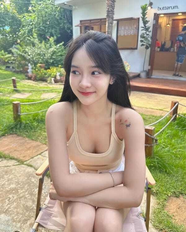 gái xinh cởi đồ khoe thân
