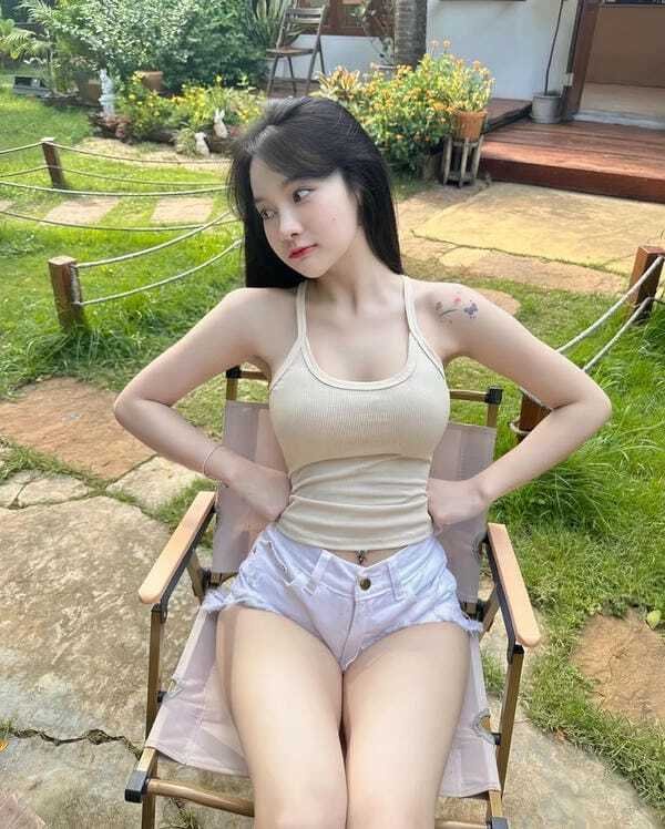 gái xinh cởi đồ không che