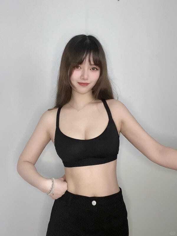 gái xinh khoe ngực 21