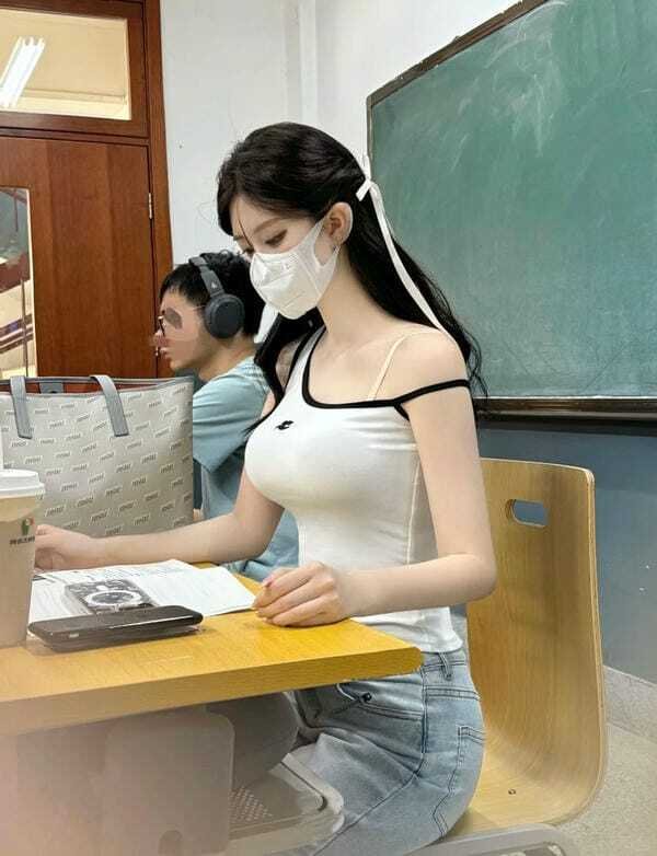 gái xinh khoe ngực không che