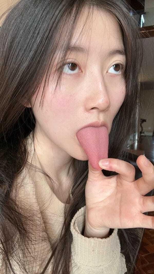 gái xinh lè lưỡi 12