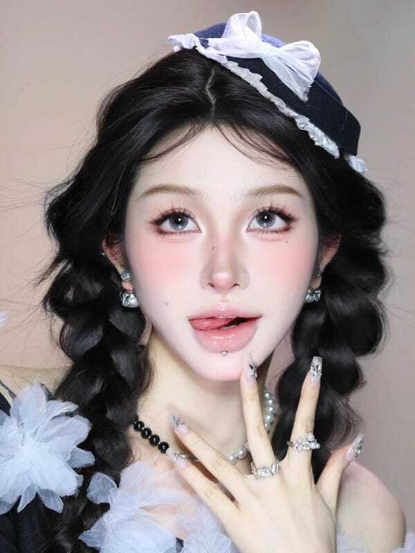gái xinh lè lưỡi 13