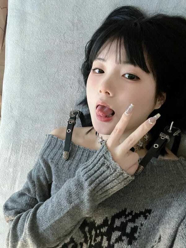 gái xinh lè lưỡi 14