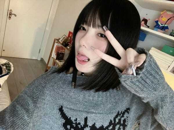 gái xinh lè lưỡi 15