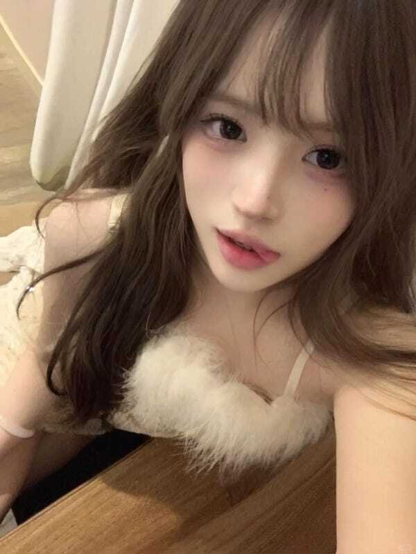 gái xinh lè lưỡi 16