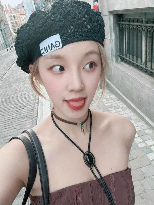 gái xinh lè lưỡi 19