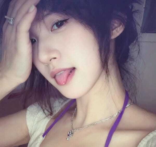 gái xinh lè lưỡi 2