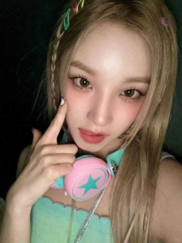 gái xinh lè lưỡi 20