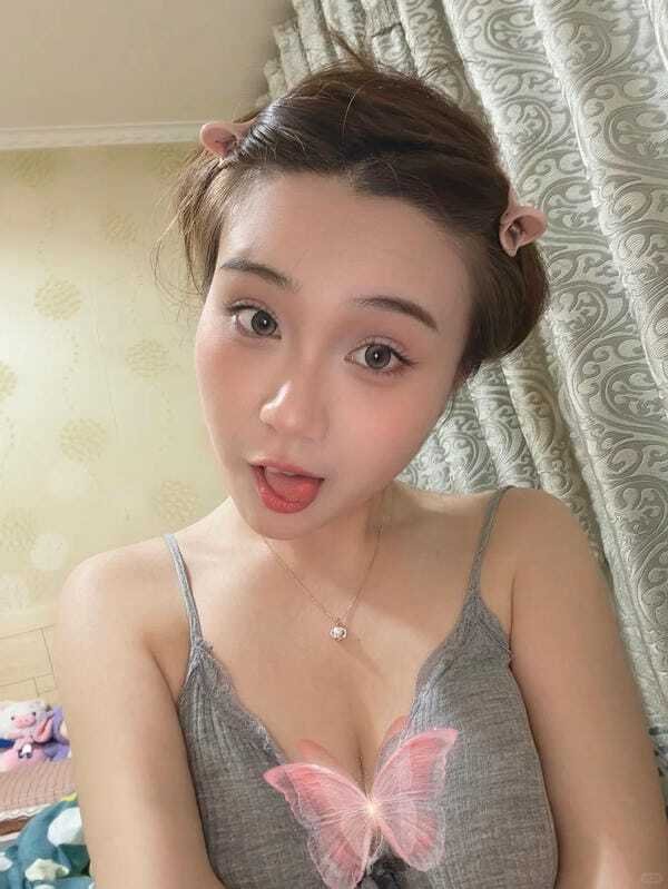 gái xinh lè lưỡi 23