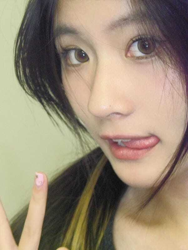 gái xinh lè lưỡi 24