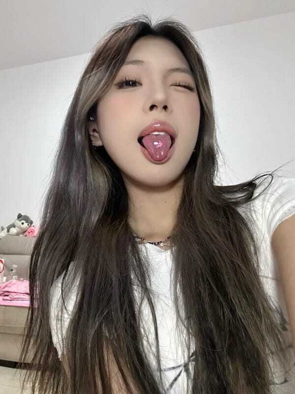 gái xinh lè lưỡi 25