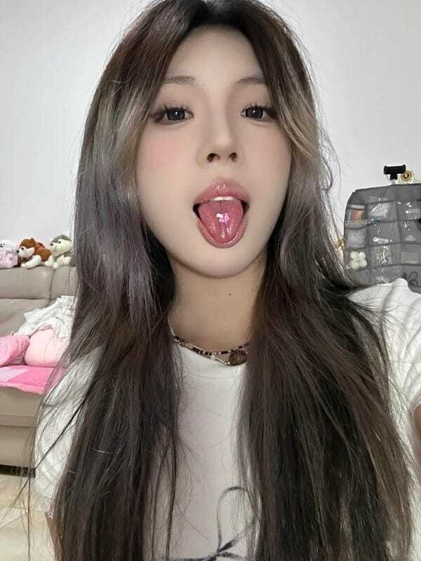 gái xinh lè lưỡi 27