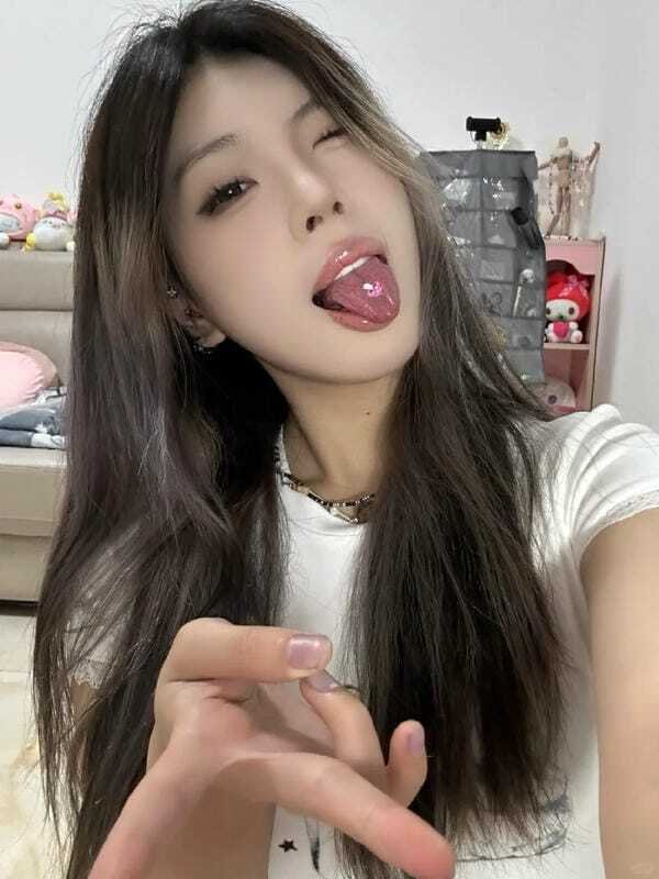 gái xinh lè lưỡi 28
