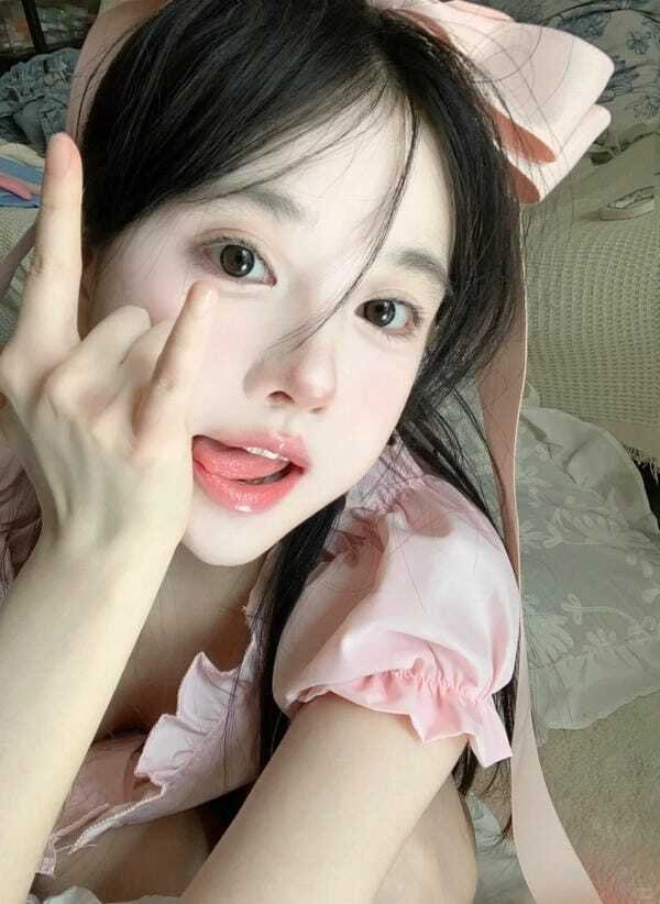 gái xinh lè lưỡi 5